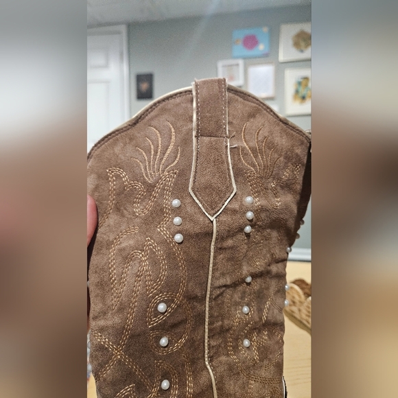 PIERRE DUMAS Faux Suede Tall Heeled Cowboy Boots. Taupe Brown/pearl Accents. 7.5 - Picture 10 of 16